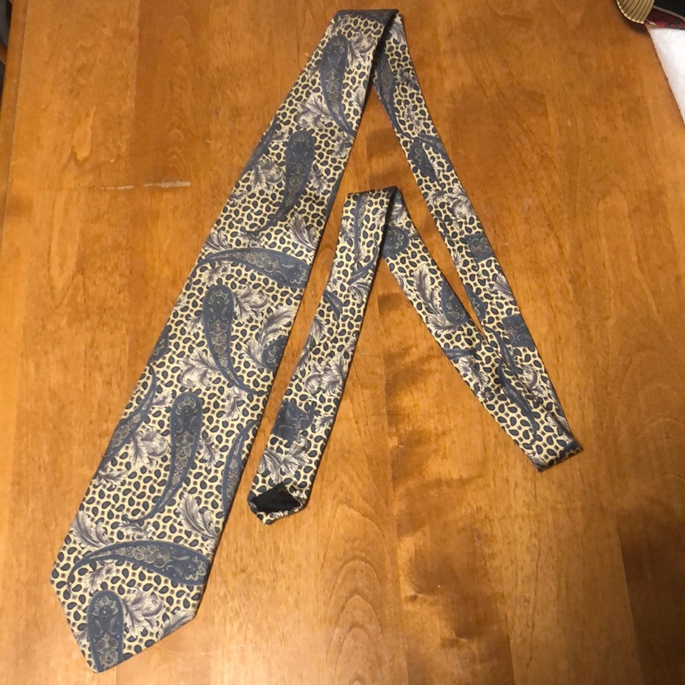 Van Heusen silk tie in almost new condition.